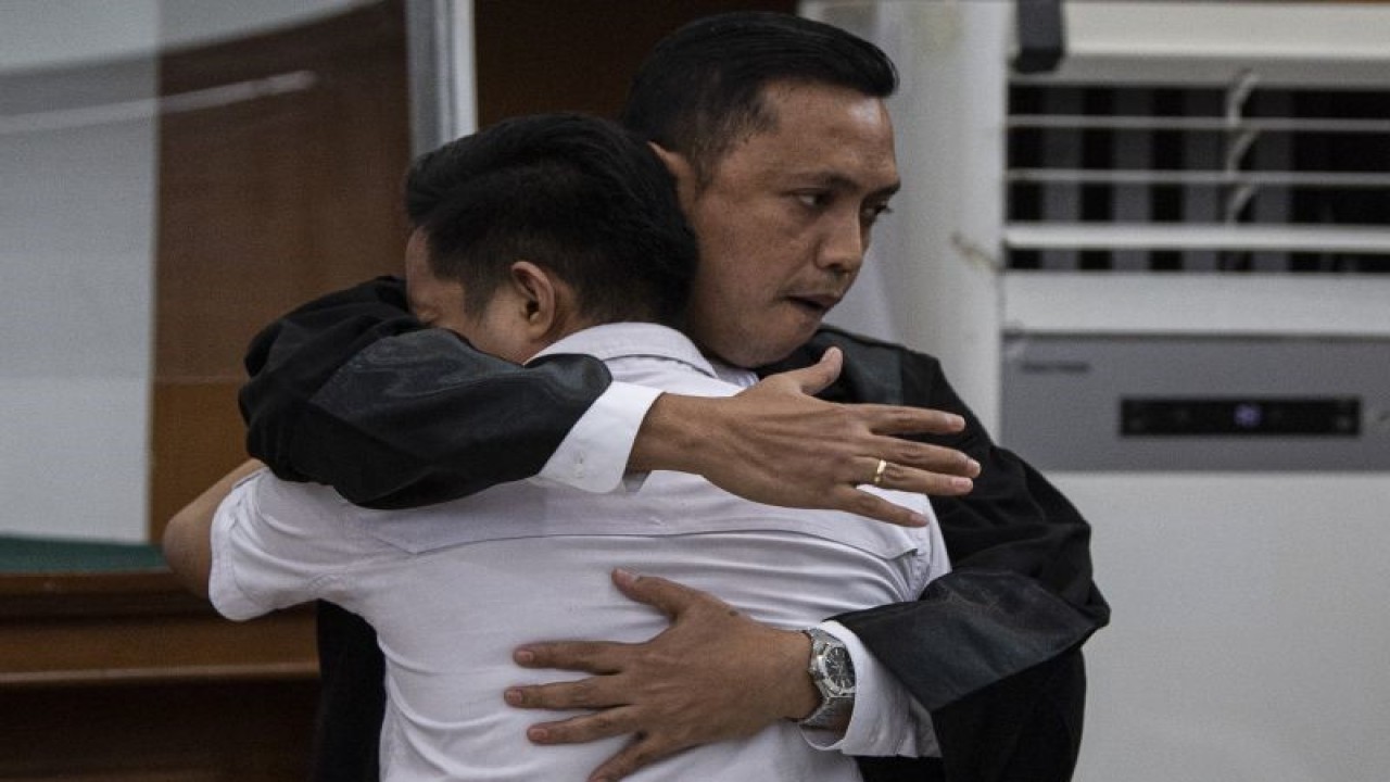 Terdakwa kasus pembunuhan berencana Brigadir Yosua Hutabarat, Richard Eliezer alias Bharada E memeluk penasihat hukumnya seusai mendengarkan pembacaan tuntutan di Pengadilan Negeri Jakarta Selatan, Jakarta, Rabu (18/1/2023). ANTARA FOTO/Sigid Kurniawan/foc