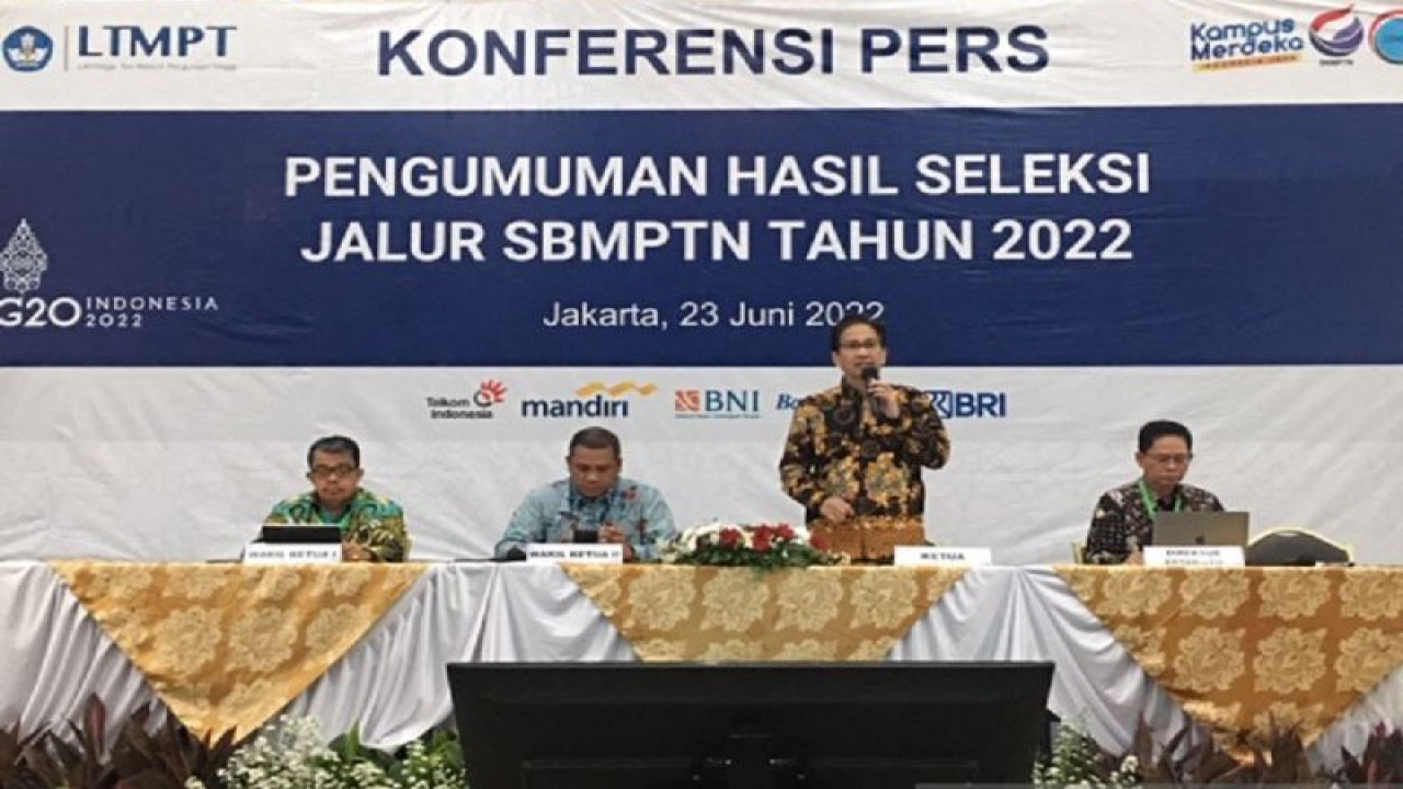 Ketua Lembaga Tes Masuk Perguruan Tinggi (LTMPT) Prof Mochamad Ashari (dua dari kanan) menyampaikan Hasil Seleksi Jalur Seleksi Bersama Masuk Perguruan Tinggi Negeri (SBMPTN) Tahun 2022 di Gedung D Kementerian Pendidikan, Kebudayaan, Riset dan Teknologi di Jakarta, Kamis (23/6/2022). FOTO ANTARA/Martha Herlinawati Simanjuntak