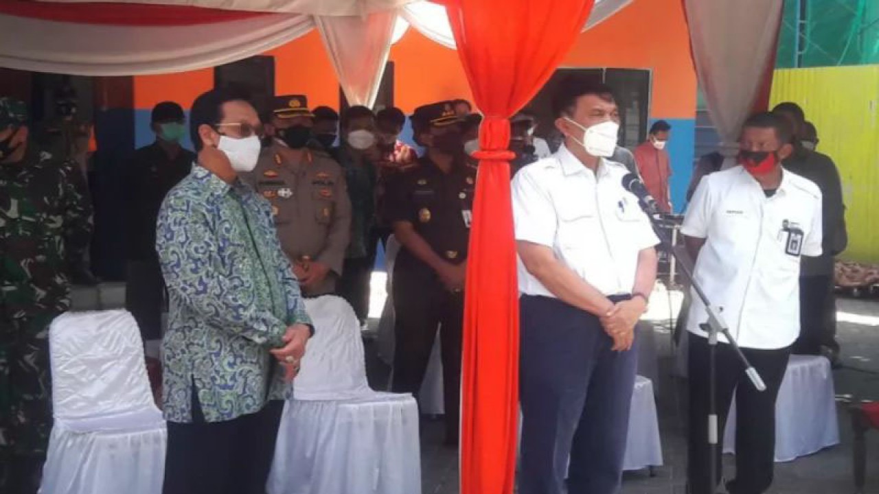 Menteri Koordinator Bidang Kemaritiman dan Investasi (Menko Marves) Luhut Binsar Pandjaitan meninjau selter isolasi di Rusunawa Bener, Tegalrejo, Kota Yogyakarta, Jumat (6/8). (ANTARA FOTO/Luqman Hakim)