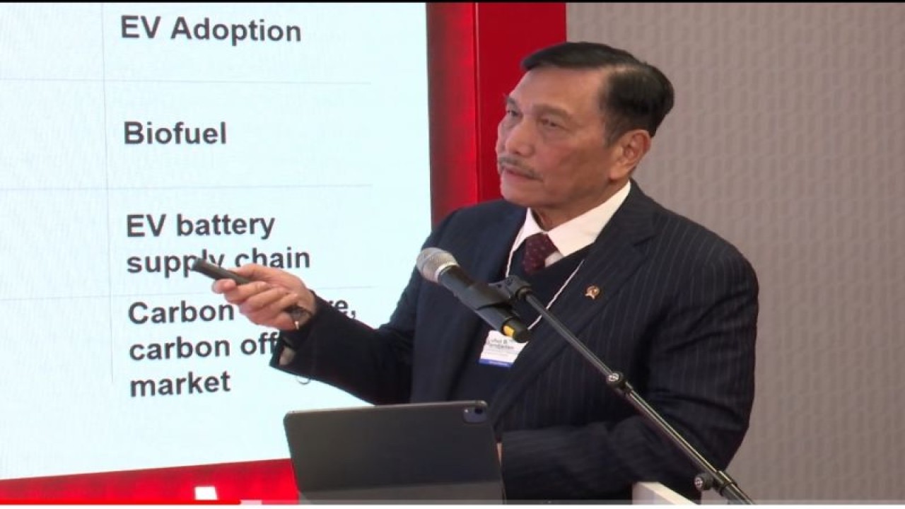Tangkapan layar Menko Kemaritiman dan Investasi Luhut Binsar Pandjaitan dalam paparannya di WEF 2023 di Davos, Swiss. (ANTARA/Youtube Kementerian Investasi-BKPM TV)