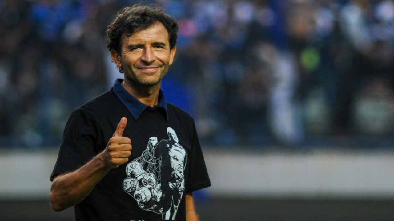 Arsip- Pelatih Baru Persib Bandung Luis Milla berjalan keluar lapangan seraya mengacungkan jempolnya usai menjalani laga perdana pada pertandingan BRI Liga 1 di Stadion Gelora Bandung Lautan Api, Bandung, Jawa Barat, Minggu (4/9/2022). ANTARA FOTO/Raisan Al Farisi/hp.