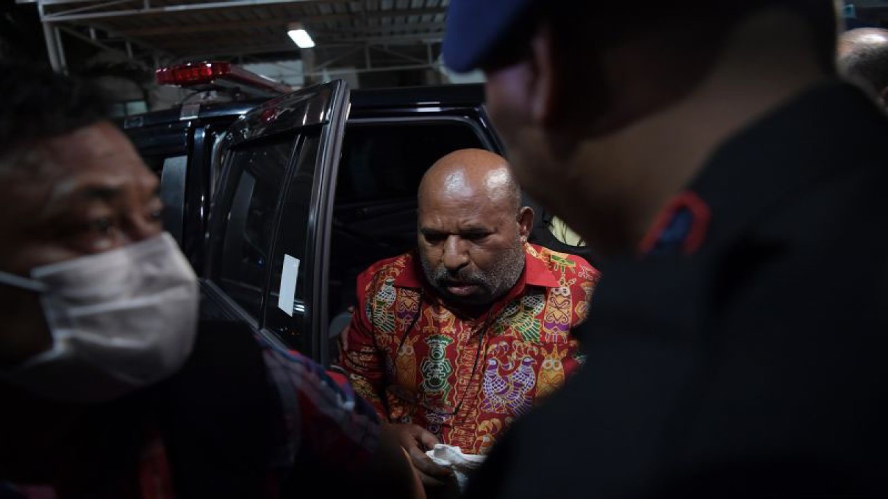 Gubernur Papua Lukas Enembe memasuki ruangan untuk menjalani pemeriksaan kesehatan di Paviliun Kartika, RSPAD Gatot Subroto, Jakarta, Selasa (10/1/2023).(ANTARA FOTO/Indrianto Eko Suwarso/foc)