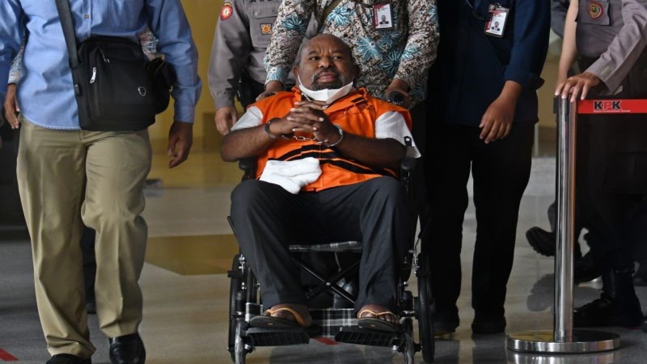 Gubernur Papua nonaktif Lukas Enembe (tengah, berkursi roda) menuju mobil tahanan di Gedung Merah Putih KPK, Jakarta, Selasa (17/1/2023). ANTARA FOTO/Aditya Pradana Putra/hp