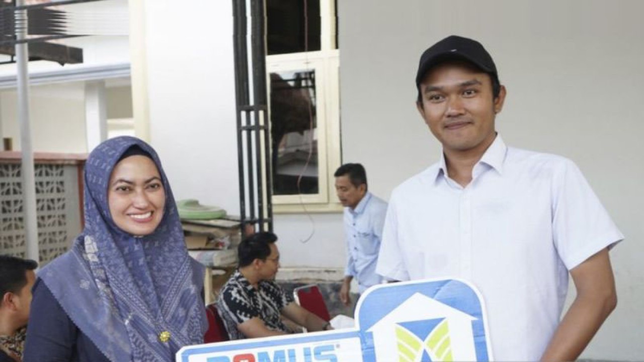 Bupati Luwu Utara Indah Putri Indriani secara simbolis menyerahkan kunci hunian tetap kepada perwakilan penyintas banjir bandang tahun 2020 di Luwu Utara, Sulawesi Selatan. (ANTARA/HO Pemkab Lutra)