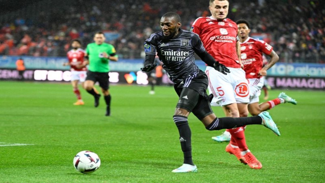 Pemain depan Lyon Karl Toko Ekambi (tengah) dalam pertandingan Liga Prancis antara Brest dan Olympique Lyonnais di Stadion Francis Le Ble di Brest pada 28 Desember 2022. (Photo by DAMIEN MEYER / AFP) (AFP/DAMIEN MEYER)