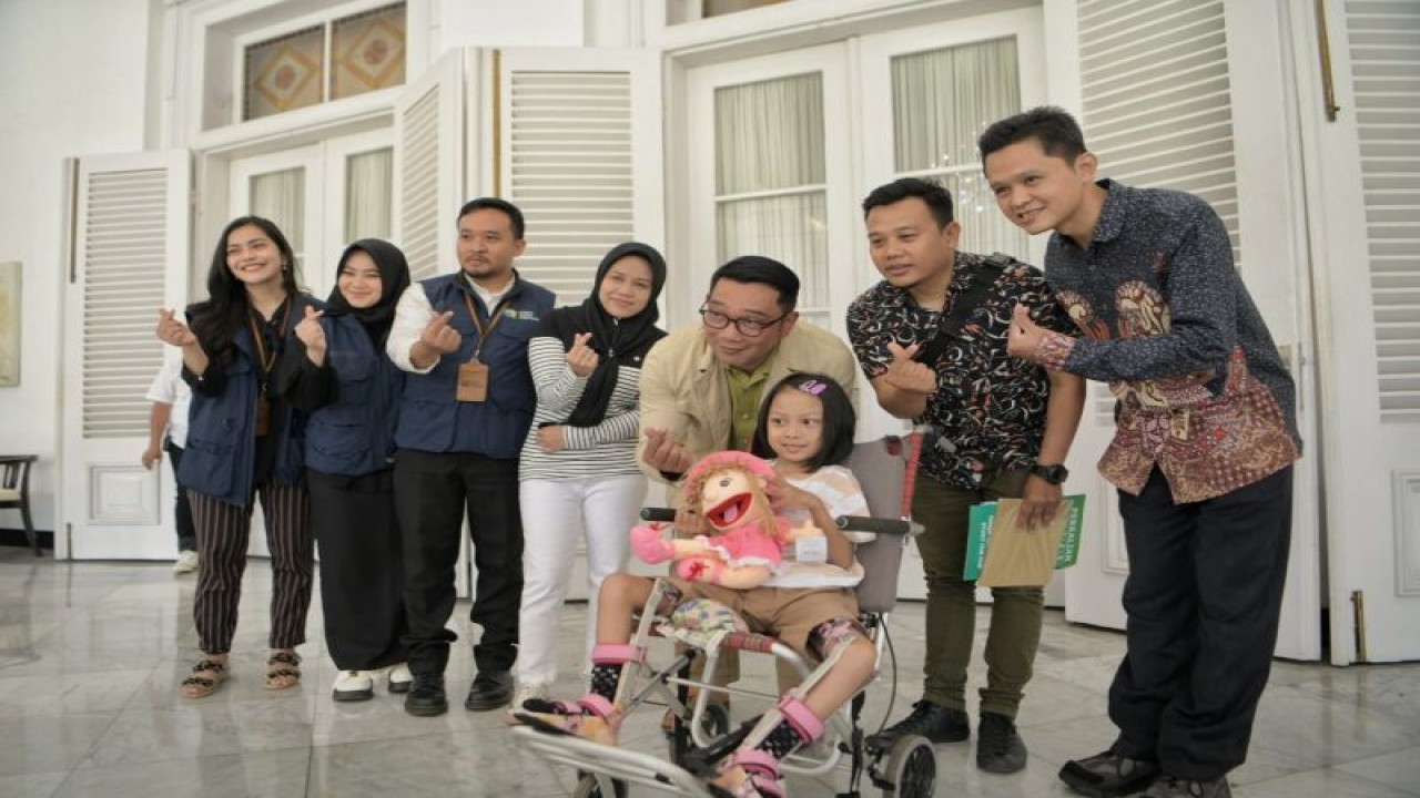 Gubernur Jawa Barat (Jabar) M Ridwan Kamil memberikan bantuan untuk biaya pengobatan Revalatisha Amalia (10 tahun) yang menderita kelumpuhan. (ANTARA/HO-Humas Pemda Jawa Barat)