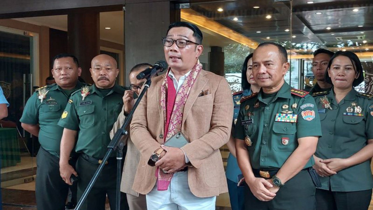 Gubernur Jawa Barat M Ridwan Kamil, seusai menghadiri acara Perayaan Natal Bersama TNI, Polri dan PNS Tahun 2022 Sewilayah Korgatap II/Bandung, di Kota Bandung, Kamis (12/1/2023). (ANTARA/Ajat Sudrajat)