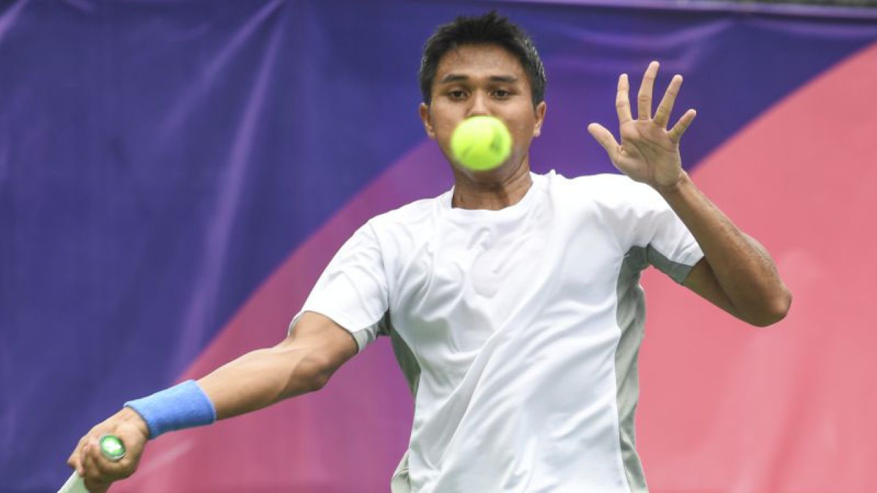 Arsip - Petenis M Rifqi Fitriadi berusaha mengembalikan bola ke petenis Korea Selatan Ji Hoon Son pada babak 32 besar Medco Energi International Tennis Championships 2022 ITF Mens World Tennis Tour M25 di lapangan The Sultan Hotel & Residence, Jakarta, Selasa (25/10/2022). ANTARA FOTO/Hafidz Mubarak A/foc.