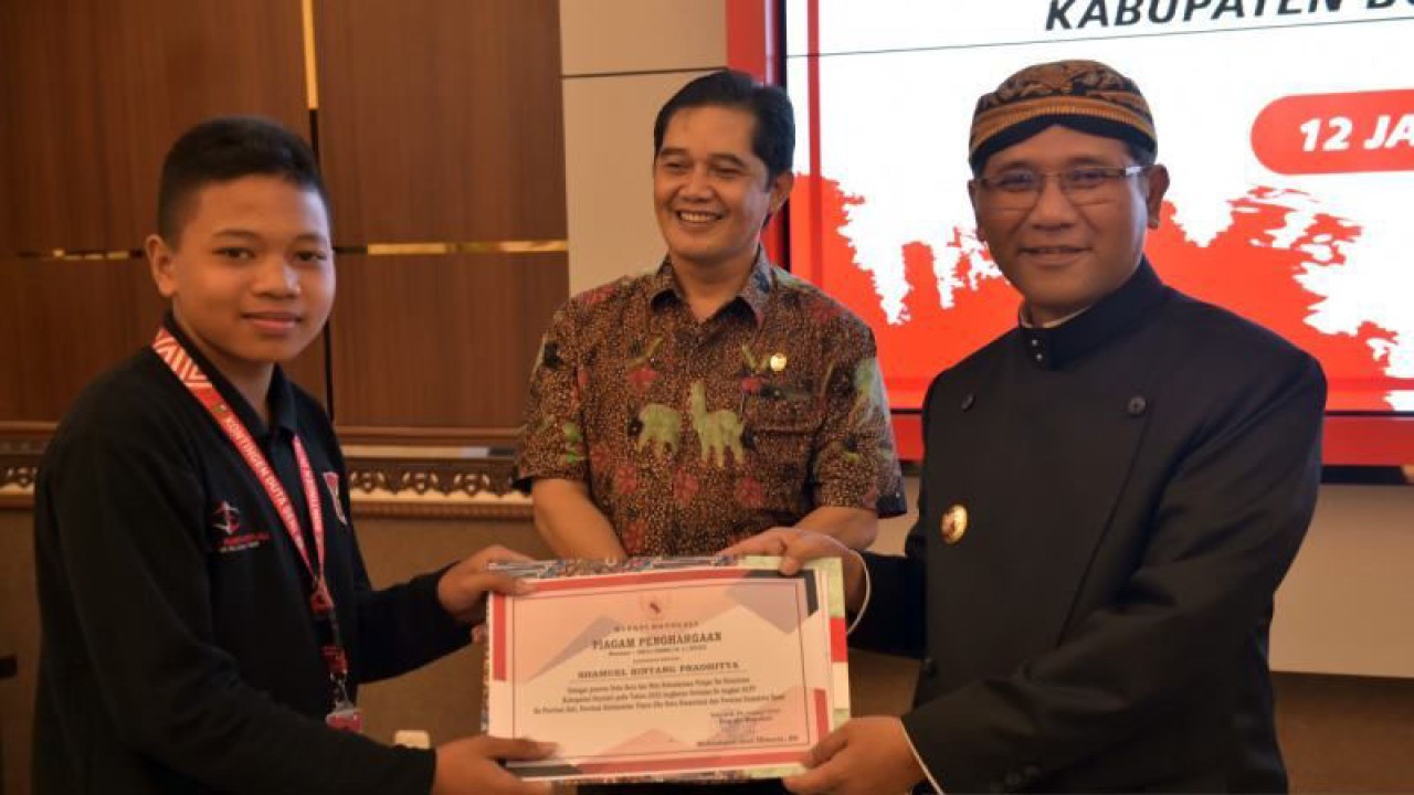 Bupati Boyolali M Said Hidayat (kanan) saat memberikan penghargaan kepada satu satu peserta Duta Senin dan Misi Kebudayaan Pelajar 2022 Nusantara disaksikan Ketua DPRD Setempat ,Sumarsono (tengah) di Kantor Bupati Boyolali, Kamis (12/1/2023).ANTARA/Bambang Dwi Marwoto.