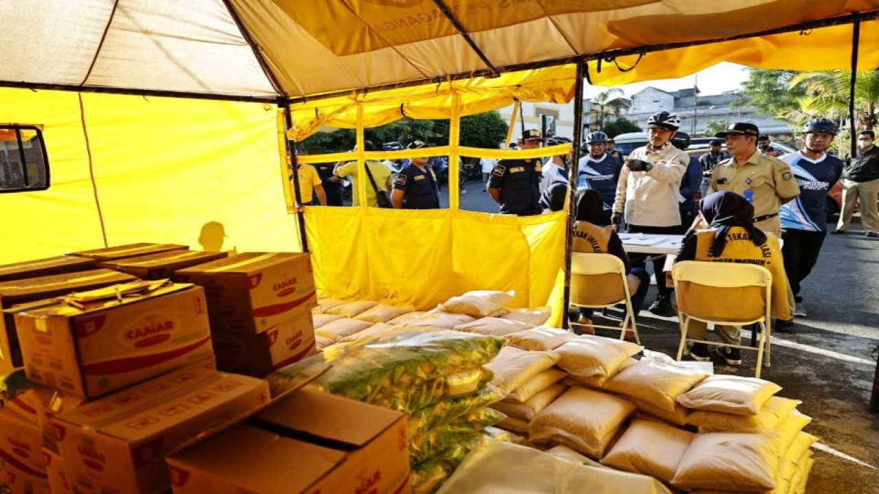 Wali Kota Madiun Maidi bersama jajaran memantau pelaksanaan operasi pasar di sejumlah titik sebagai salah satu upaya menekan inflasi akibat naiknya sejumlah harga komoditas bahan pokok saat momentum Natal 2022 dan Tahun Baru 2023. ANTARA/HO-Diskominfo Kota Madiun