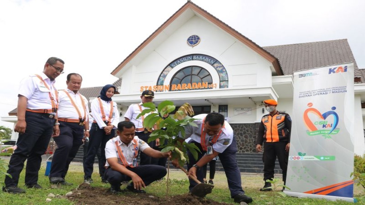 Vice President Daop 7 Madiun Hendra Wahyono bersama tim Tanggung Jawab Sosial dan Lingkungan (TJSL) Daop 7 Madiun melakukan penanaman pohon di Stasiun Babadan, Selasa (10/1/2023). Penanaman sebanyak 63 pohon tersebut dalam rangka menyukseskan program Gerakan Satu Juta Pohon yang diperingati setiap tanggal 10 Januari. ANTARA/HO-Humas Daop 7 Madiun
