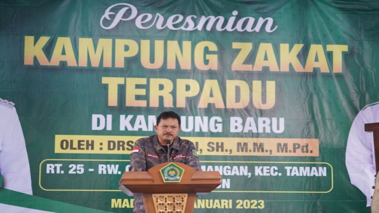 Wali Kota Madiun maidi bersama Kepala Kemenag Kota Madiun Abdul Wahid meresmikan Kampung Zakat Terpadu di Kampung Baru RT 25/RW 7 Kelurahan Demangan, Kota Madiun, Selasa (10/1/2023). ANTARA/HO-Diskominfo Kota Madiun