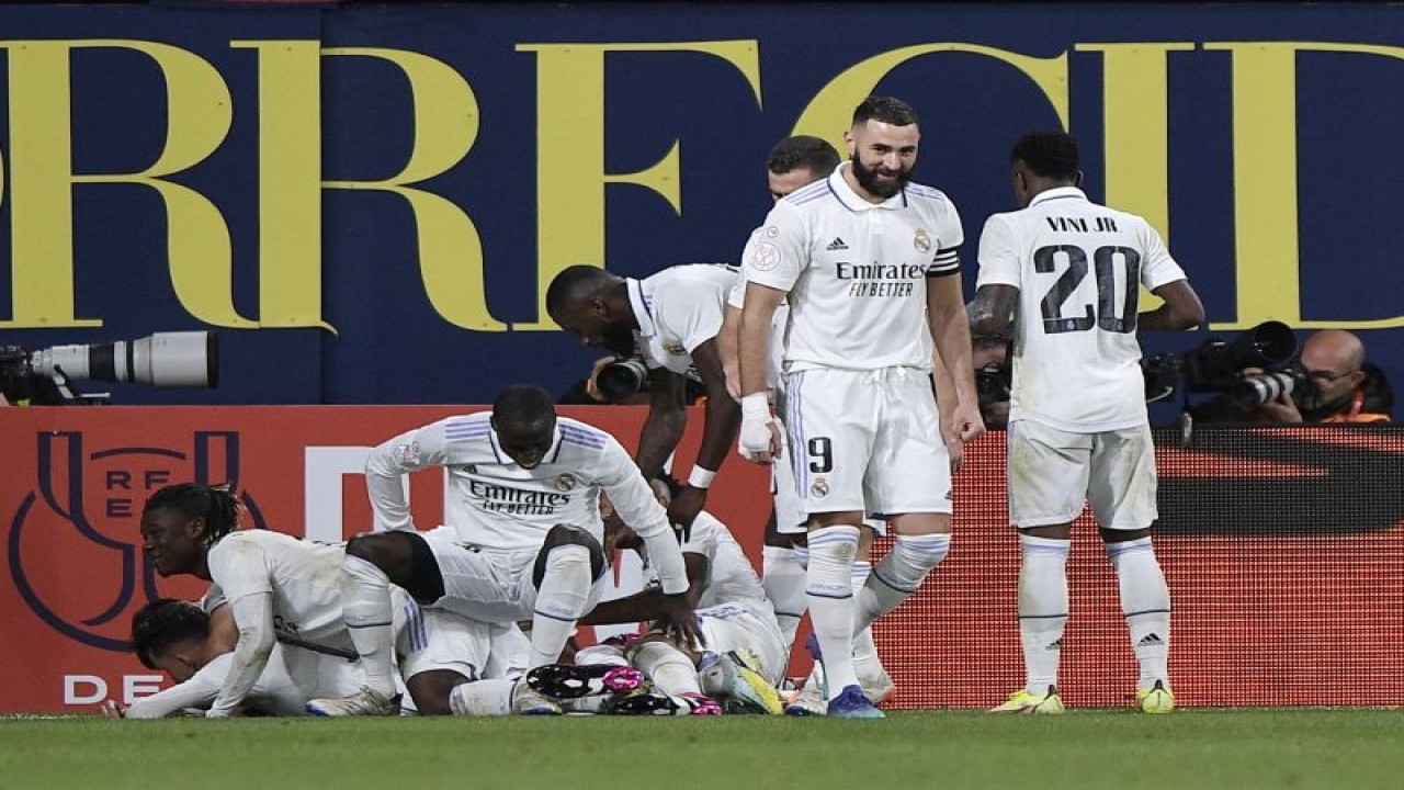 Pemain Real Madrid Dani Ceballos dikerubuti rekan-rekannya dalam selebrasi gol yang membuat Madrid menaklukkan Villarreal dalam pertandingan 16 besar Copa del Rey di Estadio de la Ceramica, Villarreal, Spanyok, 19 Januari 2023. (REUTERS/PABLO MORANO)