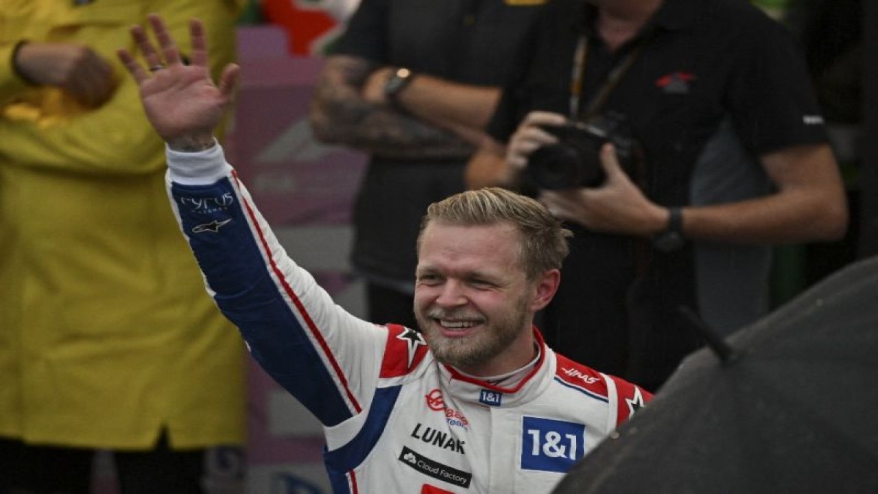 Arsip - Pebalap tim Haas Kevin Magnussen melakukan selebrasi setelah merebut pole position dalam kualifikasi sprint race Grand Prix Sao Paulo, Interlagos, Brazil. (11/11/2022) (AFP/NELSON ALMEIDA)