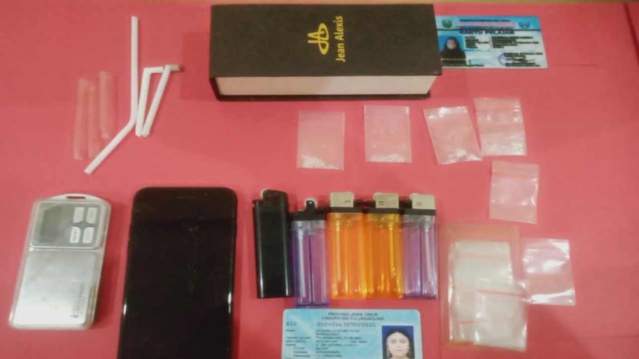 Barang bukti yang diamankan petugas di rumah kos mahasiswa yang menjadi pengedar narkoba di kawasan kampus. ANTARA/HO-Humas Polres Jember