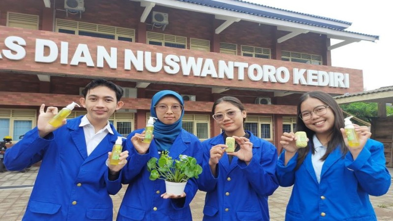Mahasiswa di Kediri ini membaut karya sabun mandi organik dari bahan tanaman Pegagan. ANTARA/ HO-Universitas Dian Nuswantoro (Udinus) Kediri,