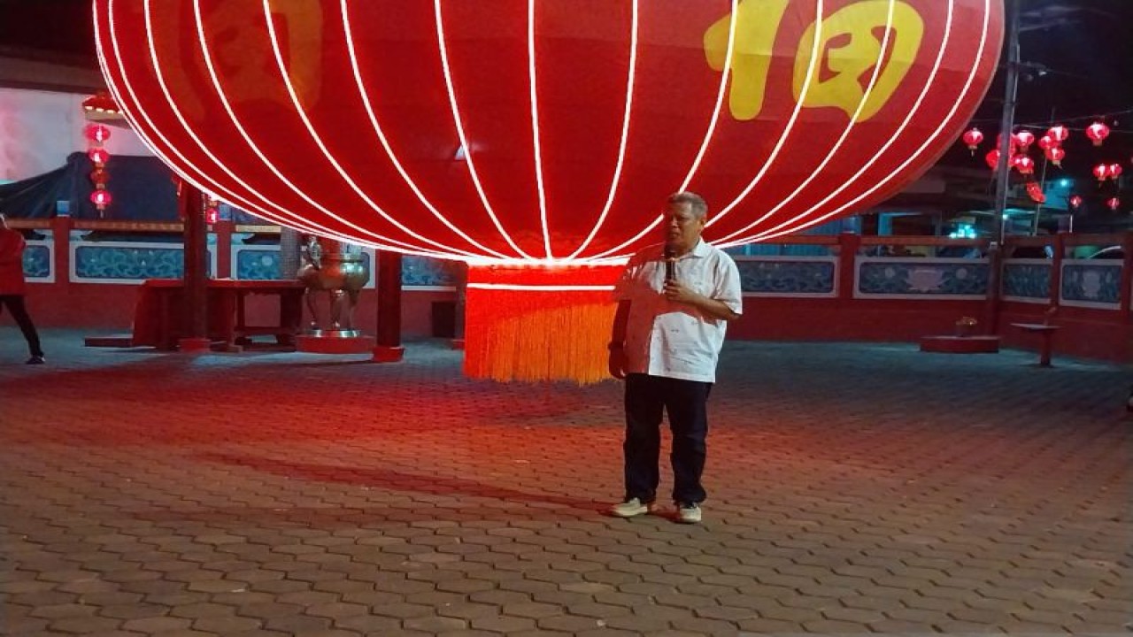 Bupati Kubu Raya Muda Mahendrawan berfoto di bawah lampion raksasa di Vihara Tri Dharma Hian Tian Siang Tie, Desa Sungai Kakap, Kecamatan Sungai Kakap, yang dibuat untuk memeriahkan perayaan Imlek di kabupaten itu. (Rendra Oxtora)