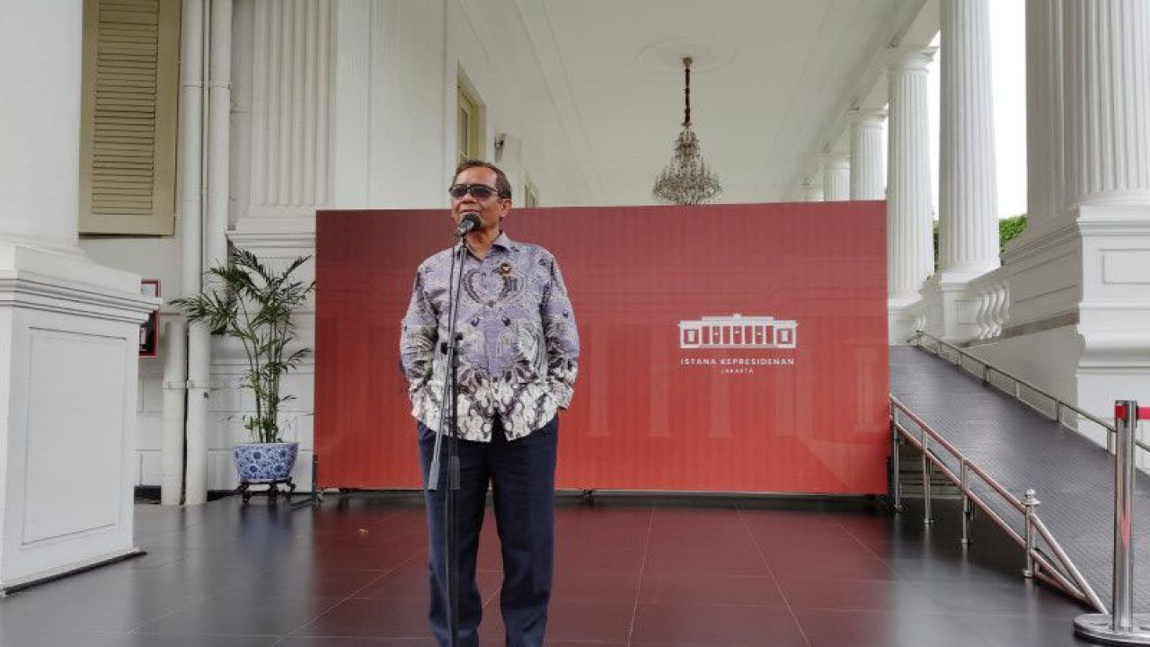 Menteri Koordinator bidang Politik, Hukum dan Keamanan (Polhukam) Mahfud MD menyampaikan keterangan kepada wartawan di lingkungan istana kepresidenan Jakarta pada Selasa (3/1/2022). ANTARA/Desca Lidya Natalia