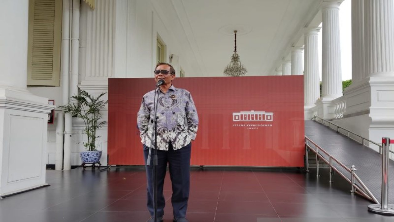 Menteri Koordinator bidang Politik, Hukum dan Keamanan Mahfud MD menyampaikan keterangan kepada wartawan di lingkungan Istana kepresidenan Jakarta pada Selasa (3/1/2022). ANTARA/Desca Lidya Natalia