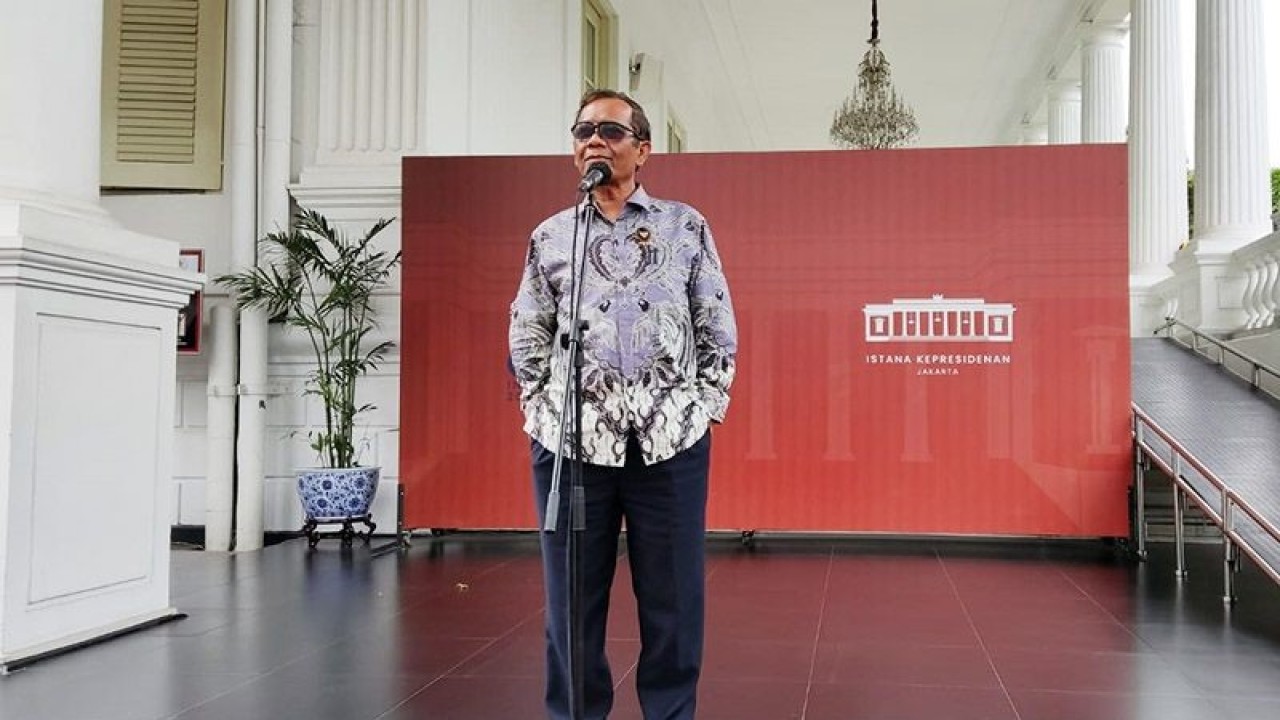Menteri Koordinator bidang Politik, Hukum dan Keamanan (Polhukam) Mahfud MD menyampaikan keterangan kepada wartawan di lingkungan istana kepresidenan Jakarta pada Selasa (3/1/2022). ANTARA/Desca Lidya Natalia/am.