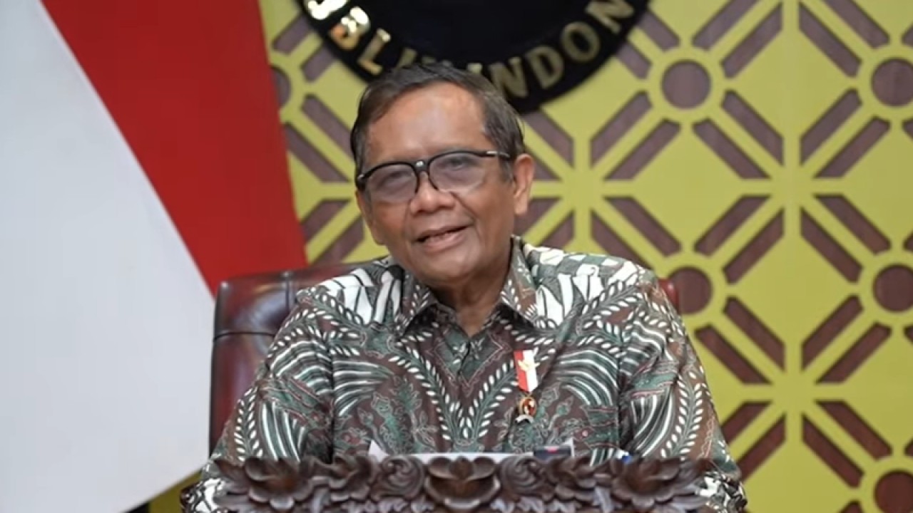 Menteri Koordinator Bidang Politik, Hukum, dan Keamanan (Menko Polhukam) Mahfud MD saat memberikan pidato secara daring pada acara Dies Natalis Ke-25 Universitas Paramadina dipantau dari kanal YouTube Universitas Paramadina, di Jakarta, Selasa (10/1/2023). ANTARA/Melalusa Susthira K