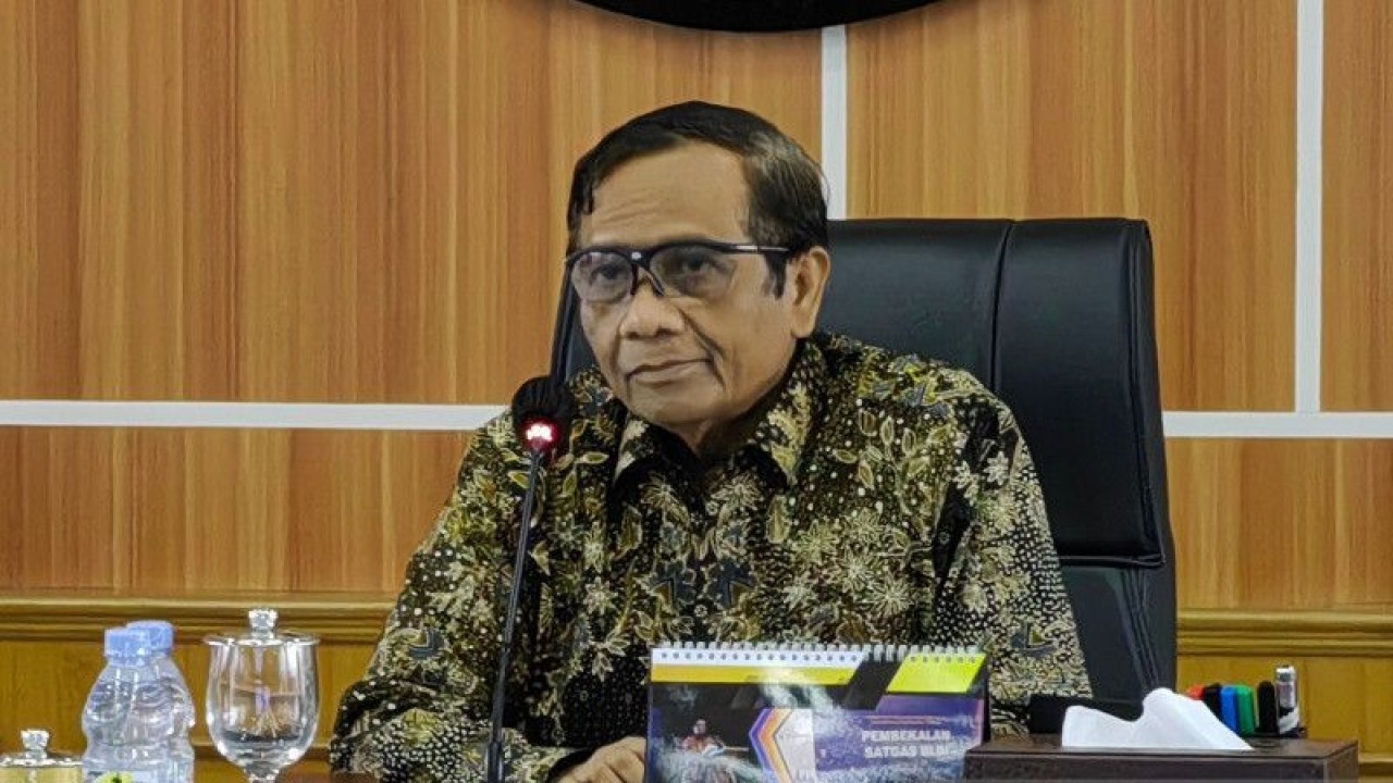 Arsip - Menteri Koordinator Bidang Politik, Hukum, dan Keamanan (Menkopolhukam) Mahfud MD menyampaikan arahan pengantar rapat lintas kementerian/lembaga bersama perwakilan tokoh masyarakat terkait sengketa pertanahan dan mafia tanah di Kantor Kemenkopolhukam, Jakarta, Kamis (19/1/2023). (ANTARA/Gilang Galiartha)