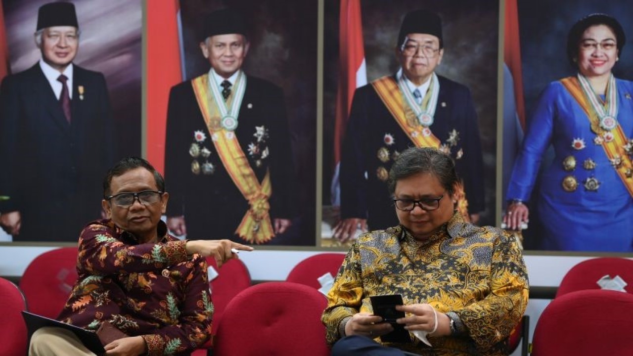 Dokumentasi - Menko Perekonomian Airlangga Hartarto (kanan) bersama Menko Polhukam Mahfud MD (kiri) bersiap menyampaikan konferensi pers di Kantor Presiden, Istana Kepresidenan Jakarta, Jumat (30/12/2022). Presiden RI Joko Widodo telah menetapkan dan menerbitkan Peraturan Pemerintah Pengganti Undang-Undang (Perppu) Nomor 2 Tahun 2022 tentang Cipta Kerja, atas kebutuhan mendesak guna mengantisipasi kondisi global. ANTARA FOTO/Sigid Kurniawan/foc.