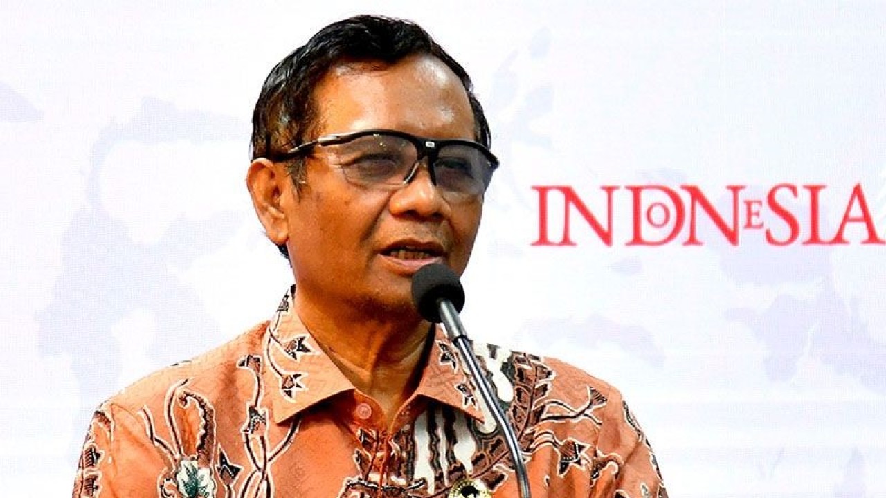 Menteri Koordinator Bidang Politik, Hukum, dan Keamanan Mahfud MD menyampaikan keterangan terkait penyelesaian pelanggaran HAM berat masa lalu di Istana Negara, Jakarta, Senin (16/1/2023). ANTARA/Sekreatariat Presiden-Rusman/pri