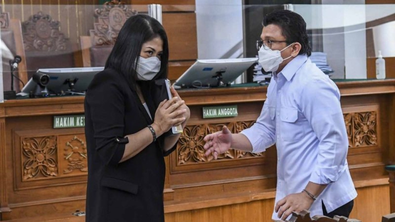 Terdakwa kasus pembunuhan Brigadir Yosua Hutabarat, Ferdy Sambo (kanan) bersama Putri Chandrawathi (kiri) bersiap untuk mengikuti sidang lanjutan di PN Jakarta Selatan, Jakarta, Selasa (3/1/2023). Sidang tersebut beragendakan mendengarkan keterangan saksi ahli meringankan terdakwa. ANTARA FOTO/Galih Pradipta/hp