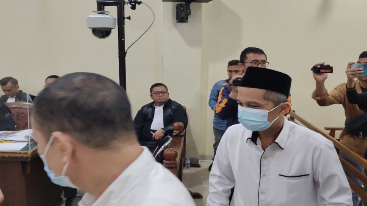 Tiga terdakwa kasus suap PMB Unila menjalani sidang pembuktian di Pengadilan Tipikor Tanjungkarang, Bandarlampung, Selasa (17/1/2023). ANTARA/Dian Hadiyatna