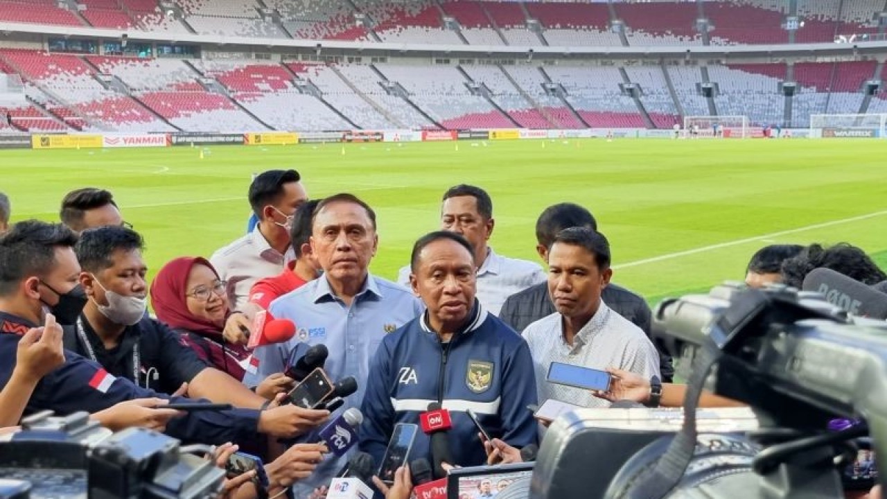 Menteri Pemuda dan Olahraga (Menpora) Zainudin Amali (tengah) memberikan keterangan usai memantau latihan Timnas Indonesia di Stadion Utama Gelora Bung Karno (SUGBK) Jakarta, Kamis (5/1/2023). ANTARA/Bayu Kuncahyo