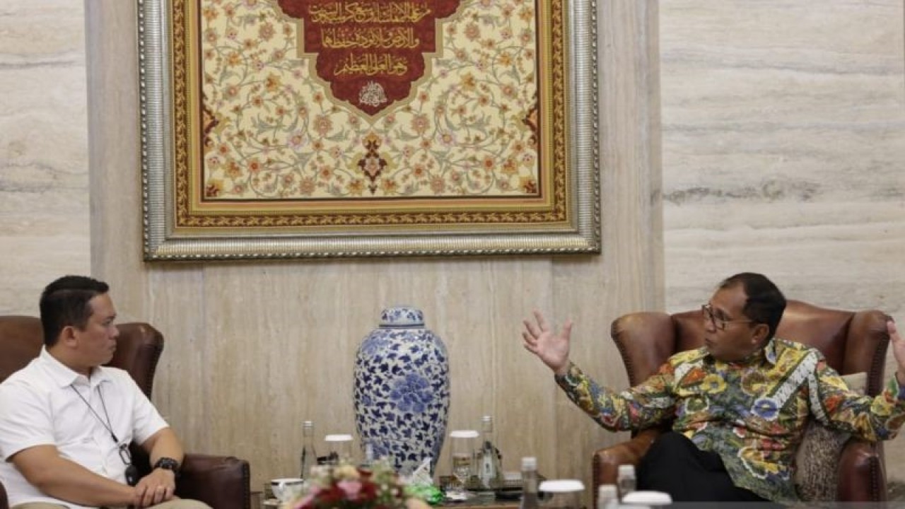 Wali Kota Makassar Moh Ramdhan Pomanto (kanan) bersama Ketua Umum IAI Budi Yulianto saat membahas rencana pelaksanaan Kongres Arsitektur se ASEAN di Makassar. ANTARA/HO/Pemkot Makassar