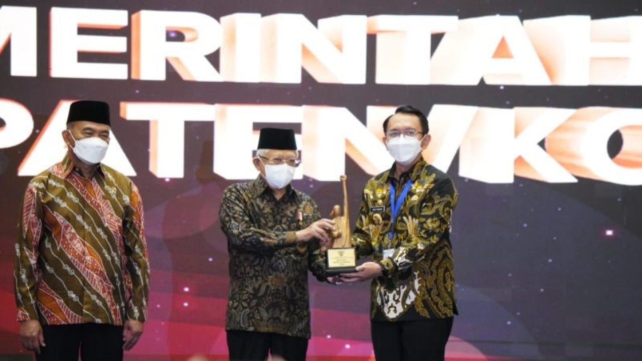 Wakil Presiden RI Ma'ruf Amin didampingi Menko PMK Muhadjir Effendy menyerahkan Anugerah Revolusi Mental 2022 kategori agen perubahan Gerakan Nasional Revolusi Mental kepada Penjabat Bupati Bekasi Dani Ramdan di Flores Ballroom Hotel Borobudur, Jakarta Pusat pada Selasa (20/12/2022). (ANTARA/HO-Protokol Pimpinan Pemkab Bekasi).