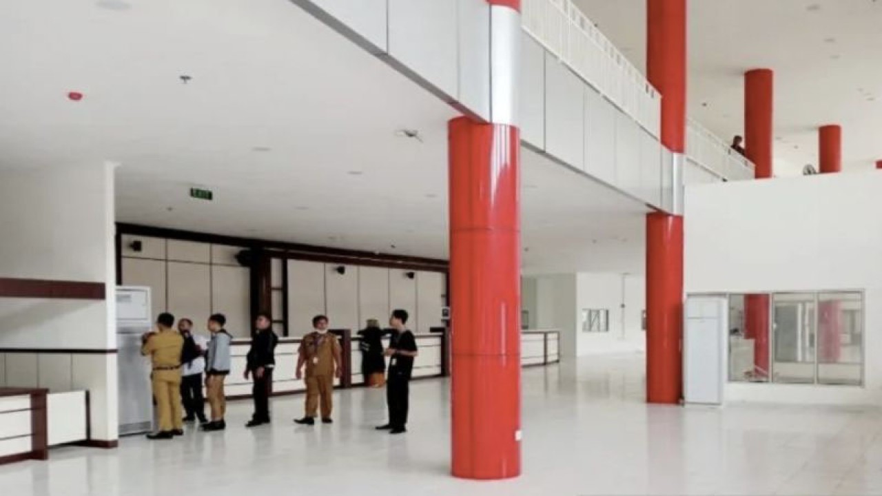 Sejumlah pegawai terlihat mulai beraktivitas di Mal Pelayanan Publik, Senin (2/1/2023). Tempat ini rencananya diresmikan pada 7 Januari bertepatan perayaan HUT ke-70 Kabupaten Kotawaringin Timur. (ANTARA/HO-DPMPTSP Kotim)