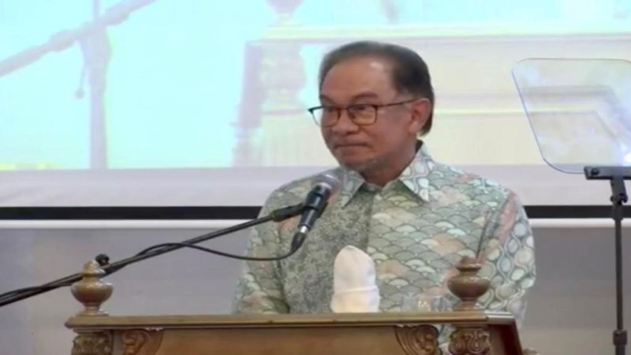 Tangkapan layar Perdana Menteri Malaysia Anwar Ibrahim dalam acara peluncuran buku bertajuk “Pengetahuan, Tradisi, dan Peradaban: Esai untuk Menghormati Prof Osman Bakar” di Kuala Lumpur, Kamis (26/1/2023). ANTARA/Virna P Setyorini