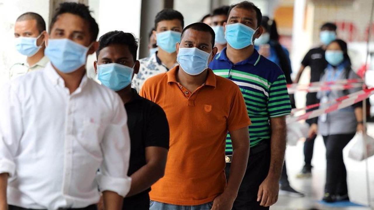 Arsip Foto - Tenaga kerja asing menunggu dalam barisan untuk dites penyakit virus corona (COVID-19) di luar sebuah klinik di Kajang, Malaysia, Senin (26/10/2020). ANTARA FOTO/REUTERS/Lim Huey Teng/hp/cfo/am.