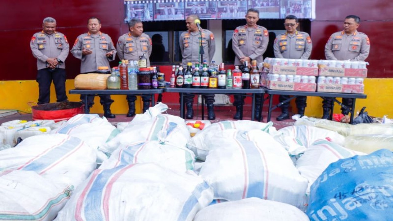 Polda Maluku Utara memusnahkan 15.841 minuman keras berbagai jenis. (ANTARA/Abdul Fatah)
