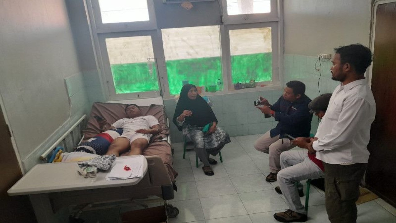 Anggota Sabhara Polda Maluku Utara bernama Bripda Rahmad Gazali menjadi korban penganiayaan yang diduga dilakukan oleh sejumlah oknum seniornya dan saat ini menjalani perawatan di RSU Chasan Boesoerie Ternate. (ANTARA/Abdul Fatah)