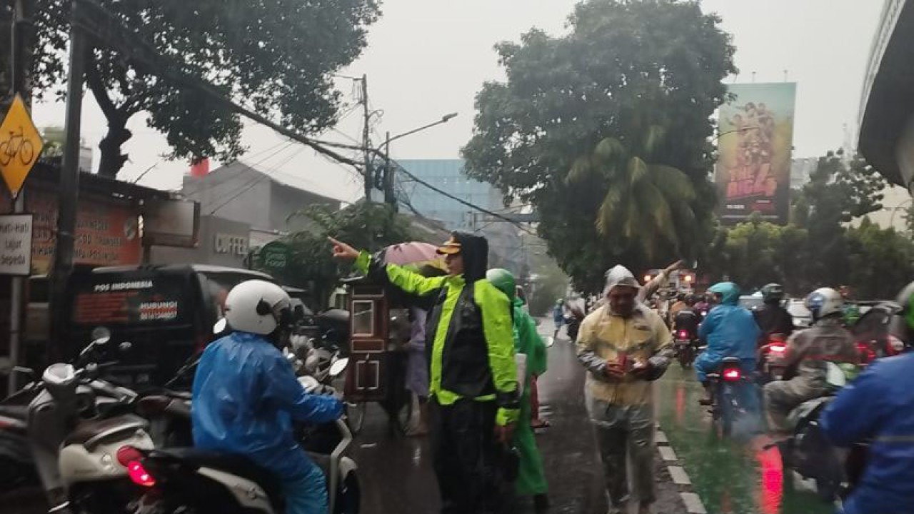 Sejumlah petugas mengatur lalu lintas di wilayah terdampak genangan di kecamatan Mampang Prapatan, Jakarta, Rabu (4/1/2023). (ANTARA/HO-Polsek Mampang Prapatan)