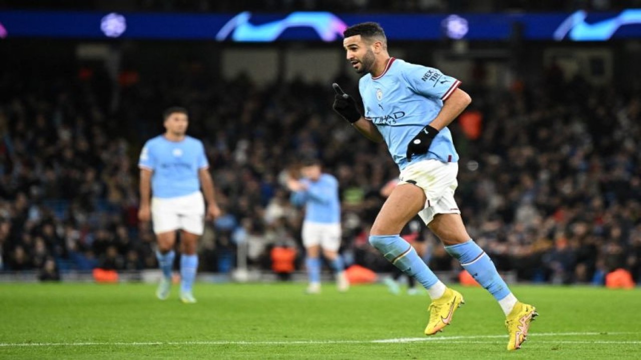 Foto arsip - Gelandang Manchester City Riyad Mahrez saat mencetak gol dalam pertandingan Liga Champions melawan Sevilla pada 2 November 2022. Mahrez mencetak dua gol kala City membantai Chelsea 4-0 dalam Piala FA pada 8 Januari 2023. (AFP/OLI SCARFF)