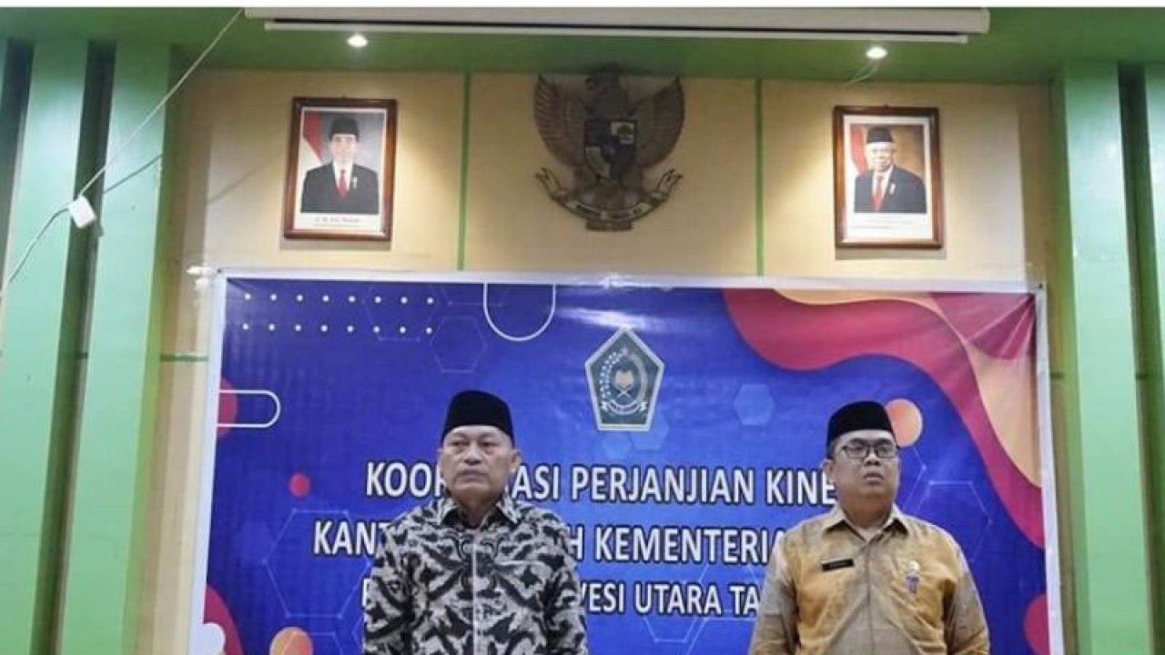 Kepala Kanwil Kemenag Sulut H Sarbin Sehe didampingi Kabag TU Basri Saenong, di Manado, Jumat. (6/1/2023) FOTO ANTARA/Nancy L Tigauw. (1)