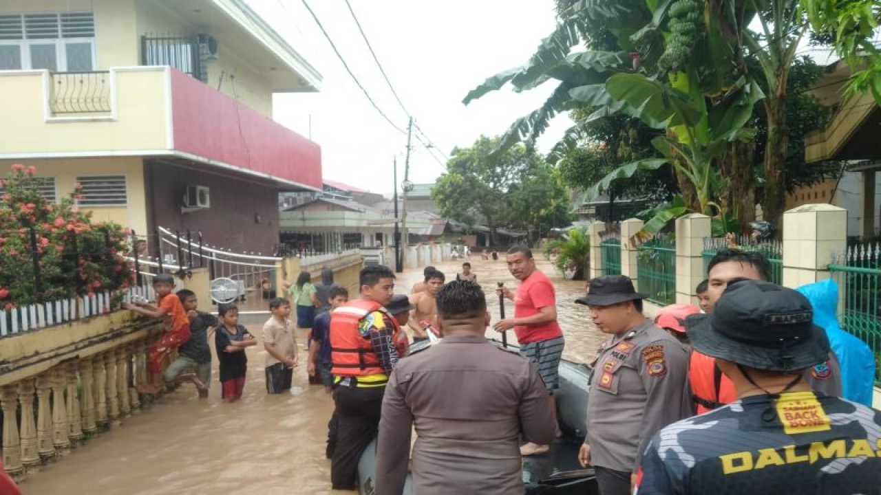 Polda Sulut dan jajaran lakukan penanganan banjir di Manado. ANTARA/HO-Humas Polda Sulut (1)