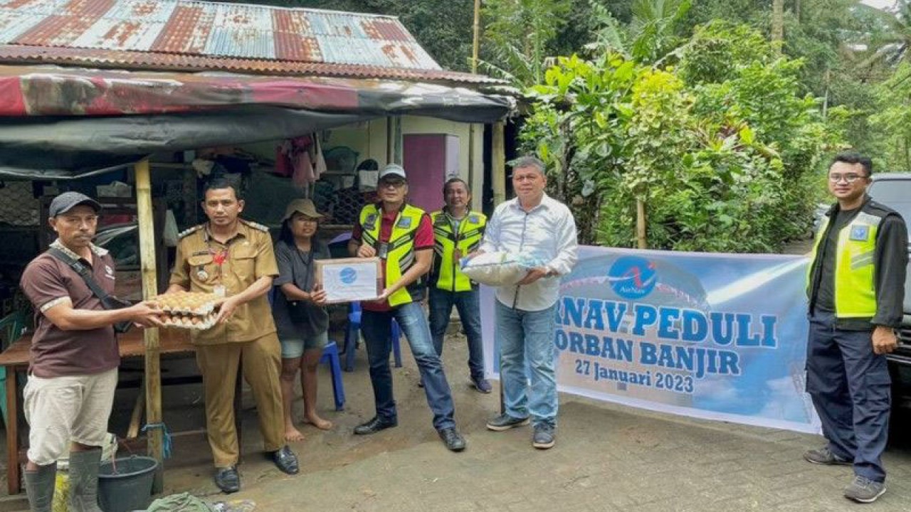 Pimpinan Airnav Indonesia Cabang Manado saat menyerahkan bantuan kepada korban banjir, di Manado, Senin (31/1/2023). ANTARA/Nancy L Tigauw. (1)