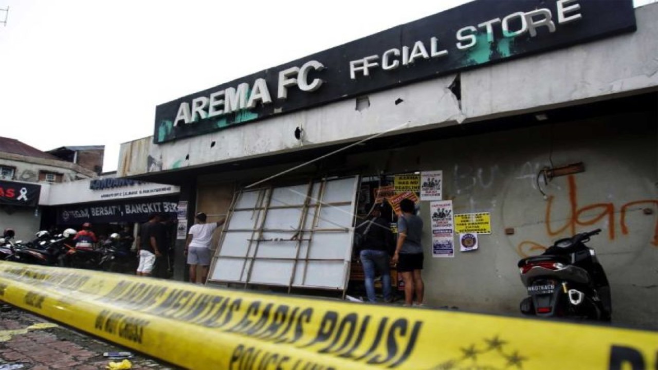 Kondisi gerai "merchandise" di Kantor Arema FC pascaaksi unjuk rasa di Kota Malang, Jawa Timur, Minggu (29/1/2023). ANTARA FOTO/Irfan Sumanjaya/Zk/tom