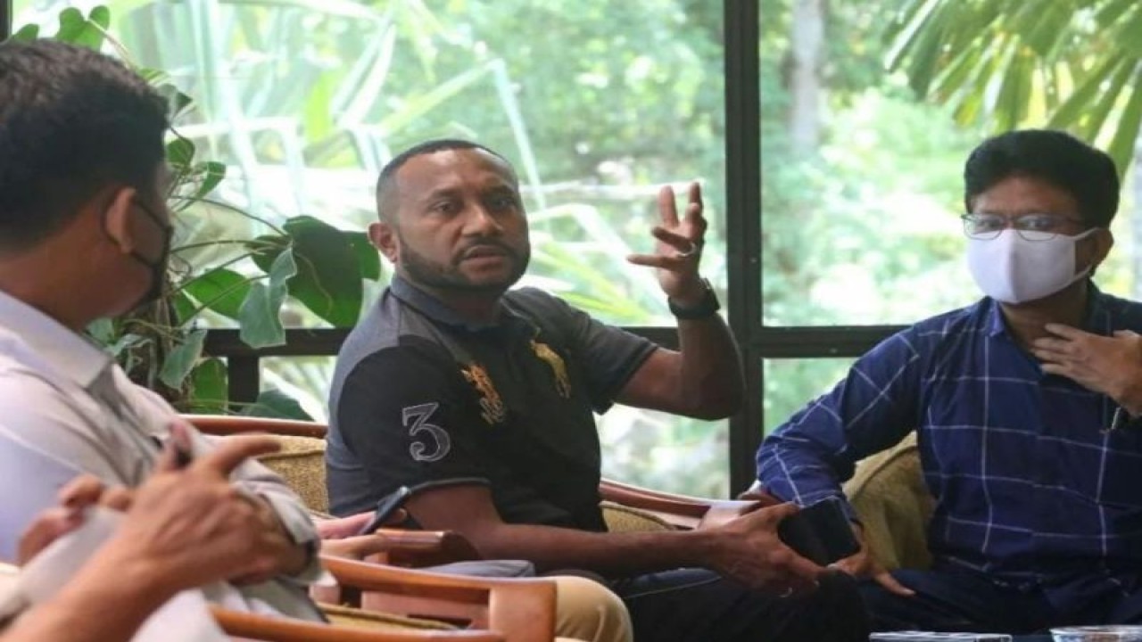 Manajer Persipura Jayapura Yan Permenans Mandenas (tengah) (ANTARA/HO-Media officer Persipura Jayapura)
