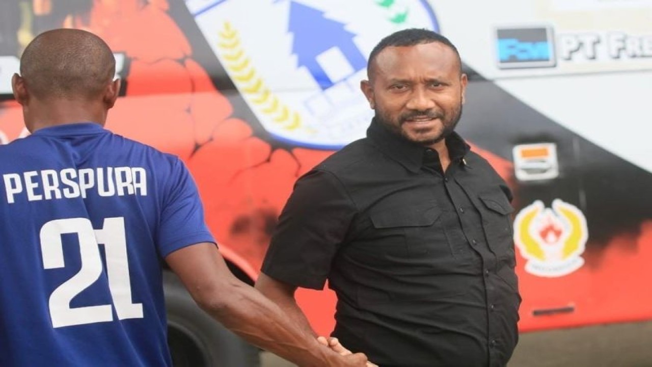 Manajer Persipura Jayapura Yan Permenas Mandenas (kemeja hitam) (ANTARA/HO-Media officer Persipura Jayapura)