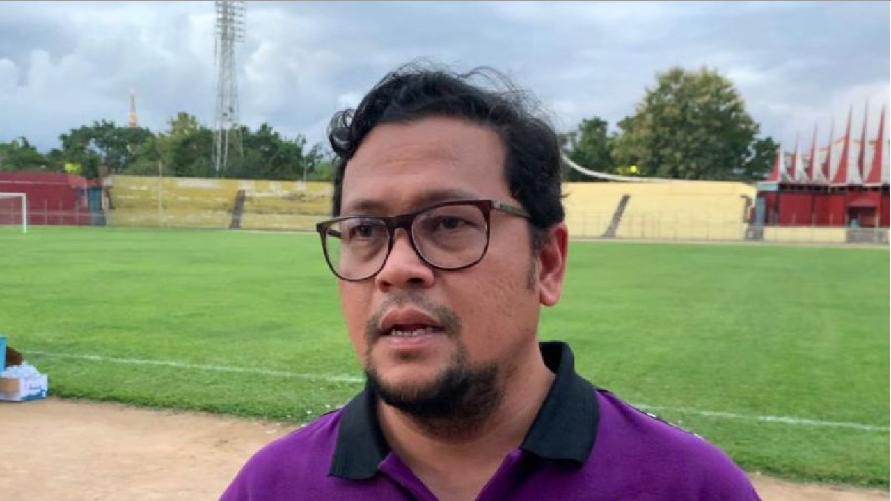 Manajer Semen Padang FC Win Bernadino (ANTARA/Mario Sofia Nasution)