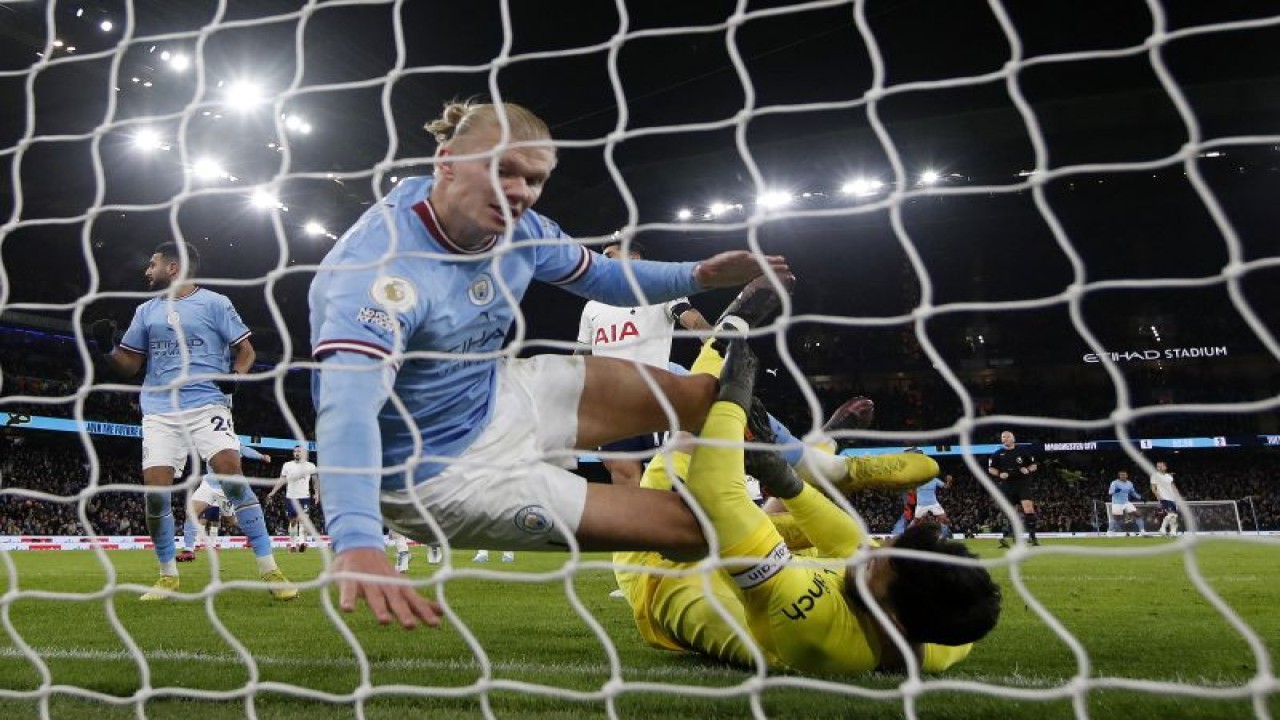 Striker Manchester City Erling Braut Haaland bertubrukan dengan kiper Tottenham Hotspur Hugo Lloris usai mencetak gol dalam laga  Manchester City vs Tottenham Hotspur di Etihad Stadium, Manchester, Inggris, 19 Januari 2023. (REUTERS/MOLLY DARLINGTON)