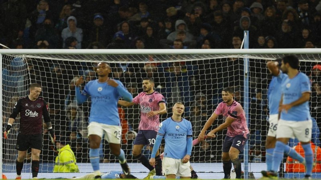 Dokumentasi pesepakbola Manchester City, Erling Braut Haaland (tengah), bersimpuh saat melawan Everton dalam laga lanjutan Liga Inggris di Etihad Stadium, Manchester, Inggris, Sabtu (31/12/2022). Laga tersebut berakhir imbang 1-1. ANTARA FOTO/Action Images via Reuters/Andrew Boyers