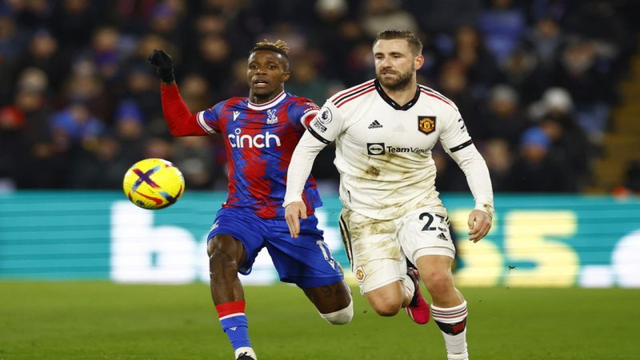 Pemain Manchester United Luke Shaw berduel memperebutkan bola dengan penyerang Crystal Palace Wilfred Zaha dalam pertandingan pekan ke-7 Liga Inggris di Selhurst Park, London pada 19 Januari 2023. ANTARA/Reuters/PETER CZIBORRA